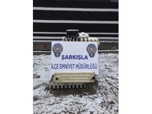 kalorifer ve kalorifer peteği çalan hırsızlar yakalandı