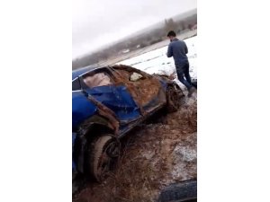 Direksiyon hakimiyeti kaybolan araç şarampole uçtu: 3 yaralı