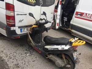 Tosya’da motosiklet minibüsle çarpıştı: 1 yaralı