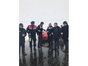 Jandarmadan karda yolda mahsur kalan araç sürücülerine sıcak çay ikramı