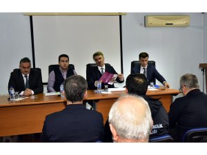 Malatya Valisi Baruş, depremden etkilenen Kale'de muhtarları bilgilendirdi: