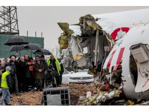 Ulaştırma ve Altyapı Bakanı Turhan uçak enkazında incelemelerde bulundu