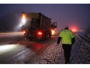 Denizli-Antalya kara yolunda tipi ve sis ulaşımı aksatıyor