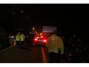 Park halindeki tıra çarpan otomobilin sürücüsü öldü