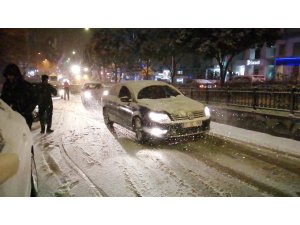 Bilecik'te yoğun kar yağışı trafiği olumsuz etkiliyor