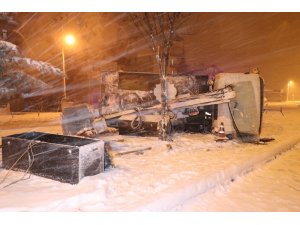 Elektrik arıza kamyoneti devrildi: 2 yaralı