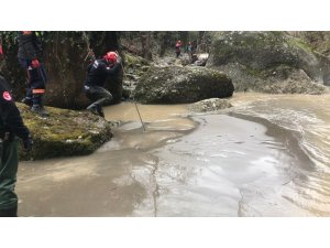 Düzce’de dereye yuvarlanan kepçe operatörünün tişörtü bulundu