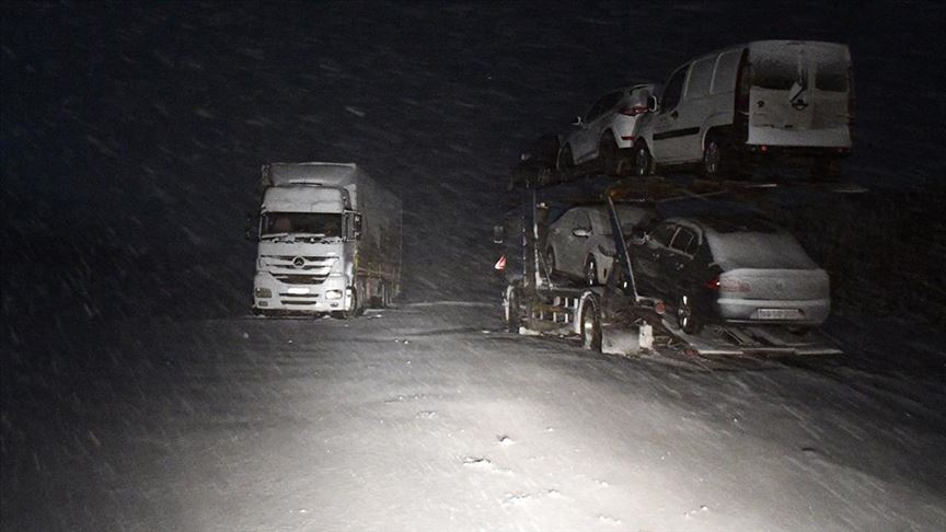 Ağrı Tendürek Geçidi'nde ulaşıma kar ve tipi engeli