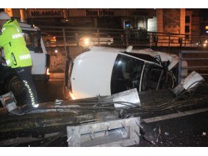 Beyoğlu Unkapanı Köprüsü girişinde araç takla attı: 3 yaralı