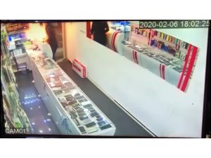 Tamir etmek istediği telefon elinde alev aldı