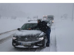 Bolu’da şiddetli kar yağışı devam ediyor