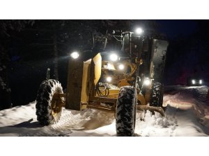 Alaşehir’de karla kapanan yollar açıldı
