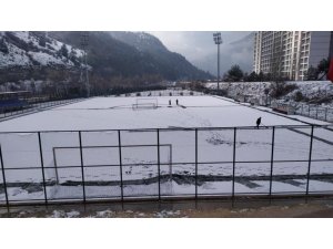 Karabük’te amatör lig maçlarına kar engeli
