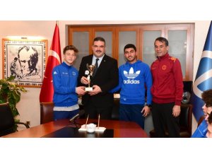 Şampiyonlar Rektör Çomaklı’yı ziyaret etti