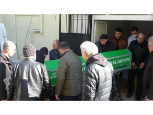 Refüje çarpan otomobilin sürücüsü öldü