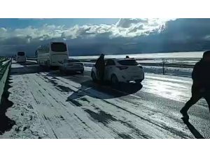 Kaza nedeniyle yolda kilometrelerce kuyruk oluştu