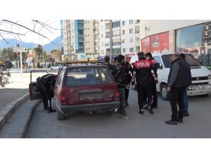 Polisin kovaladığı şahıslar, çıkmaz sokağa girince yakalandı