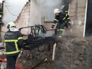 Aksaray’da sobadan çıkan yangın müstakil evi kül etti
