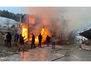 Bolu’da, 2 katlı ev alev alev yandı: 1 ölü, 4 yaralı