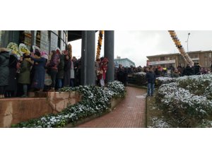 Bursa’da züccaciye dükkanının açılışında izdiham yaşandı
