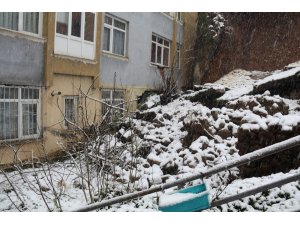 Rize’de toprak kayması sonucu 2 ev hasar gördü