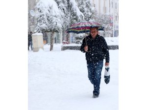 Kar yağışı nedeniyle 6 ilde 597 köy ve mahalle yolu ulaşıma kapandı