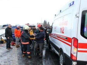 TEM’de feci kaza: 2’si ağır 4 yaralı