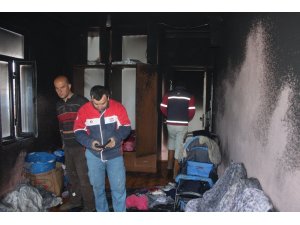 Çakmakla oynayan 3 yaşındaki çocuk evde yangın çıkardı