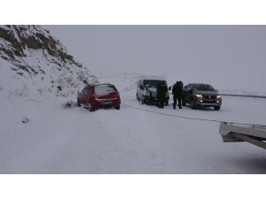 Sahara ve Mozeret Geçidi kar ve tipi nedeniyle ağır tonajlı araçlara kapatıldı