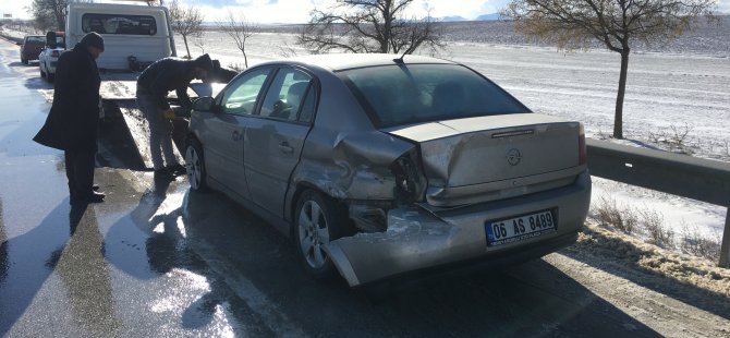 Kulu'da otomobil bariyerlere çarptı: 2 yaralı