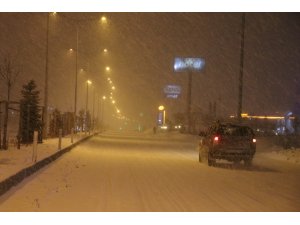 Ağrı'da kar ve tipi etkili oluyor