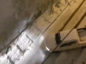 Siirt’te karda kayan araç kaldırıma çarparak durabildi