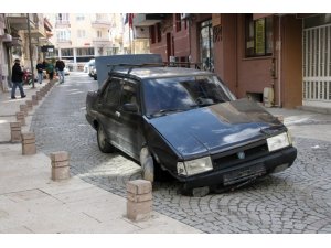 Alkollü sürücüyü beton duba durdurdu