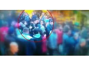 Fatih’te 3 kişi herkesin içinde bir kadının telefonunu böyle çaldı