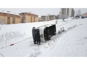 Buz tutan yolda kayan işçi servisi devrildi