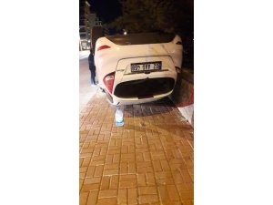 Buzlanan yolda otomobil takla attı