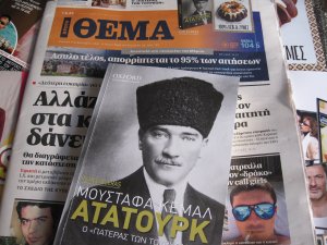 Yunan gazetesi Atatürk'ün hayatını anlatan kitap dağıttı
