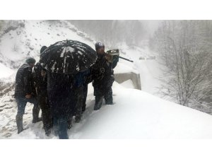 Dereye yuvarlanan kepçenin operatörü 1 metre karda aranıyor