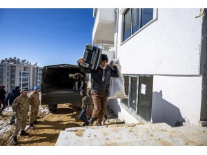 GÜNCELLEME - Elazığ'da jandarma depremzedelerin ev eşyasını taşıyor