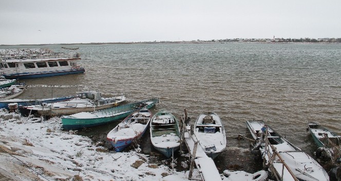 Beyşehir'de soğuk hava balıkçıları ve göl kuşlarını olumsuz etkiliyor