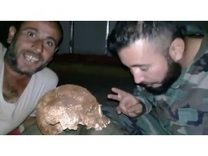 Esad rejimi askerleri mezardan kafatası çıkartıp video çekti