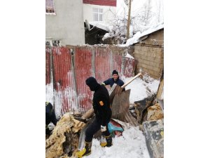 Van’da ahırın üzerine çığ düştü