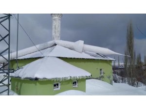 Adıyaman’da fırtına minareyi devirdi