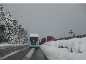 Rize'de kayarak kontrolden çıkan tırın ön kısmı karşı şeride geçti