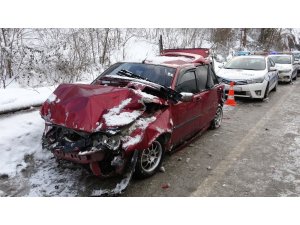 Buzlu yolda zincirleme trafik kazası: 6 yaralı
