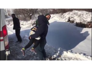 Kar kolları kapattı, engelli gencin imdadına şantiye ekipleri yetişti