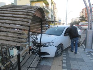 Bisiklete vurmamak için otobüs durağına çarptı
