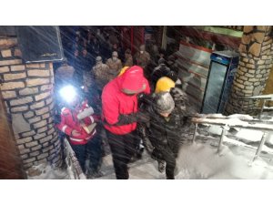 Van Gölü kıyısında donma tehlikesi geçiren göçmenler hastaneye kaldırıldı
