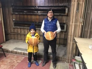 Köy ekmeğini bir yıldır zam yapmadan satıyor