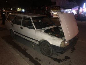 Çalıntı arabaya sahte plaka takınca yakayı ele verdiler